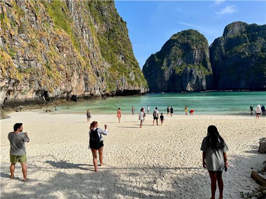 Die weltberühmte Maya Bay am frühen Morgen, bevor der große Touristenstrom kommt.