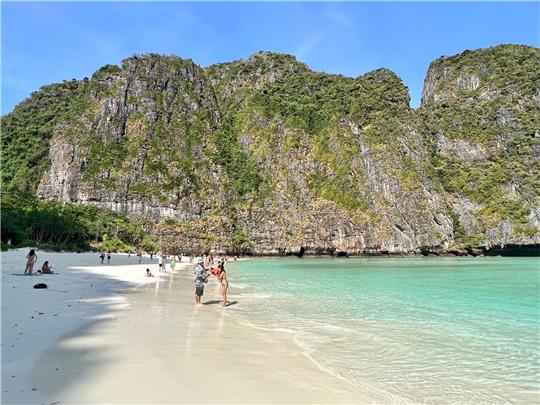 Die weltberühmte Maya Bay am frühen Morgen vor Ankunft der Touristenscharen.