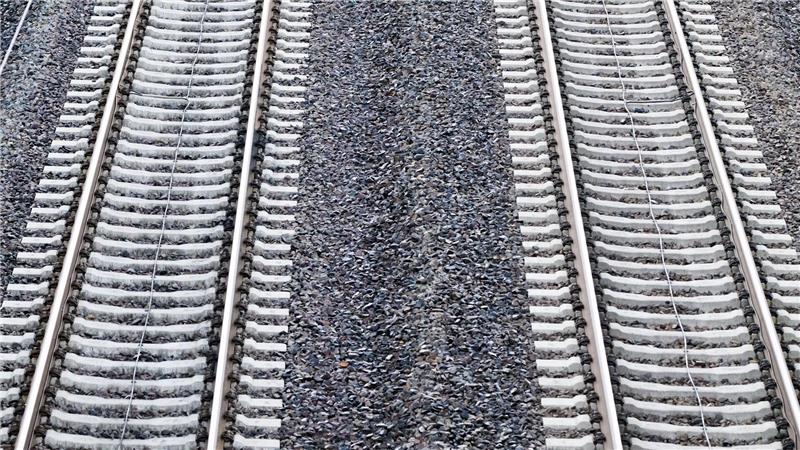 Die wichtige Bahnstrecke zwischen Lehrte und Berlin soll im kommenden Jahr monatelang voll gesperrt werden. (Symbolbild)