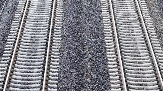 Die wichtige Bahnstrecke zwischen Lehrte und Berlin soll im kommenden Jahr monatelang voll gesperrt werden. (Symbolbild)