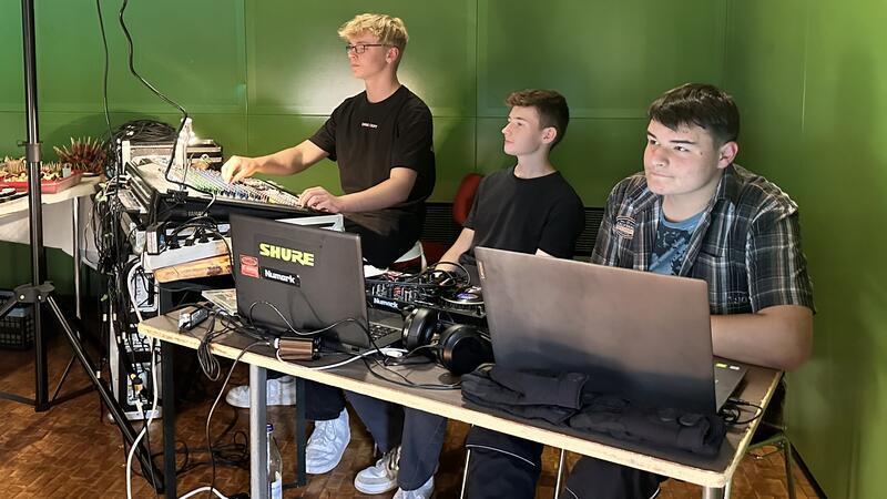 Goldene Aue: Musikalischer Abschied vom alten Zuhause Die wichtigen Jungs im Hintergrund: Ohne Technik läuft musikalisch nicht viel.