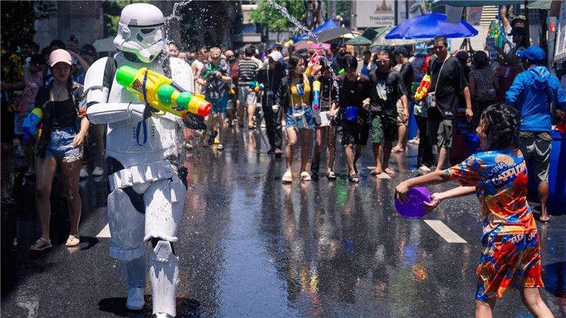 Die wilden Wasserschlachten dauern mehrere Tage.