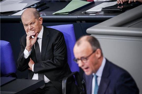 Die wirtschaftspolitische Haltung von unter anderem Friedrich Merz (r) löst bei Bundeskanzler Olaf Scholz (l) «Irritation» aus.