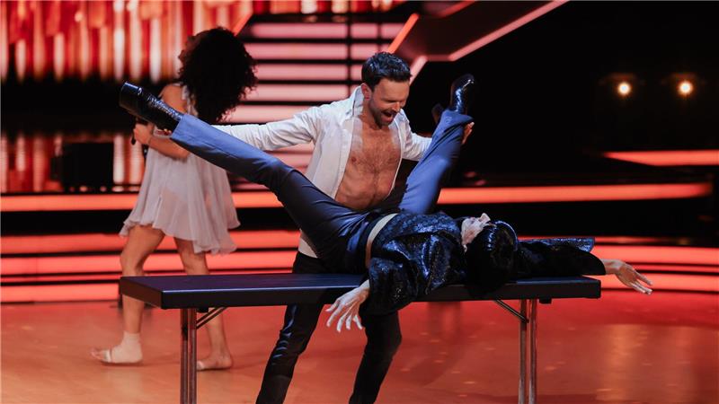 Die wohl kurioseste Szene des Abends: Jorge González und der Tisch.