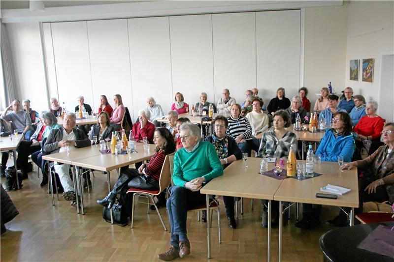 Die zahlreichen Gäste lauschen konzentriert dem Vortrag von Dr. Angelika Voß. Foto: Jenzora