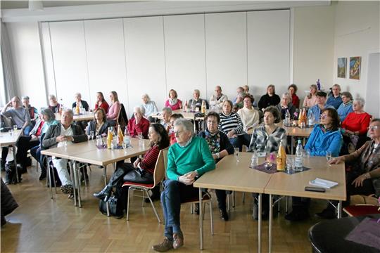 Die zahlreichen Gäste lauschen konzentriert dem Vortrag von Dr. Angelika Voß. Foto: Jenzora