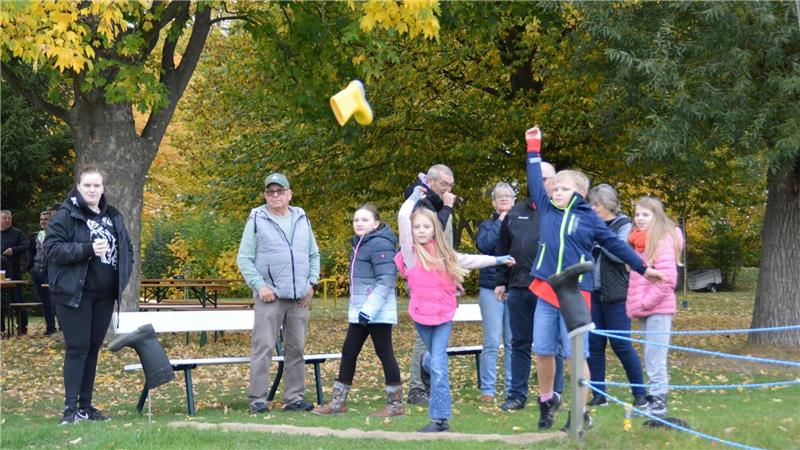 Elf Teams treten beim Gummistiefelweitwurf in Schladen an Die zehn Teams werfen ihre Gummistiefel mit möglichst wenig Versuchen einmal rund um das Naturfreibad.