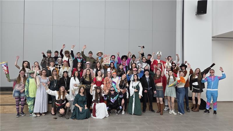 Die zukünftigen CVD-Abiturienten begeben sich auf eine Zeitreise in verschiedene Jahrzehnte.