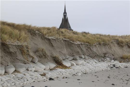 Die zur Stabilisierung der Harle Hörn Düne dauerhaft eingebauten Sandsäcke.