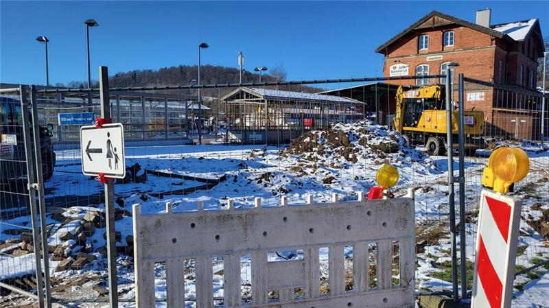 Bahnhofsvorplatz in Langelsheim wird umgestaltet Die zuständige Firma hat die Aufbrucharbeiten wegen der niedrigen Temperaturen gestoppt.