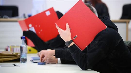 Die zwei Angeklagten sitzen im Landgericht Braunschweig. Sie sollen im Zeitraum zwischen Mai 2020 und November 2022 eine Frau so lange das Leben schwer gemacht haben, bis sich das Opfer das Leben nahm. Sie sind angeklagt wegen Nachstellung mit Todesfolge.