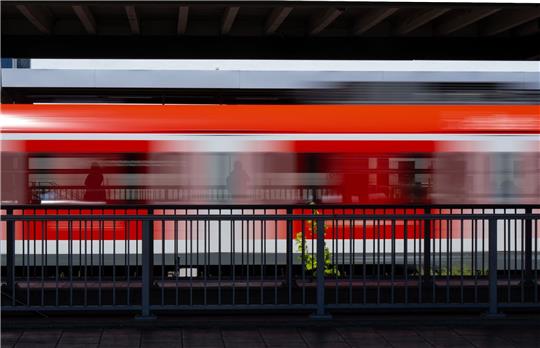 Die zwei Männer wurden von S-Bahnen überrollt und überlebten (Symbolbild).