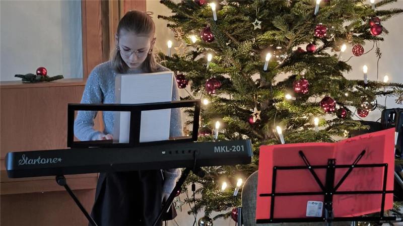 Die zwölfjährige Malina Meyer spielt an Heiligabend Keyboard und Gitarre.