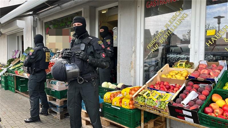 Fußballer attackiert: Polizei bricht Spiel ab Die Beweissicherungs- und Festnahmeeinheit aus Göttingen steht vor einem Geschäft, in dem eine Gefährderansprache durchgeführt wurde. Foto: Polizei Salzgitter