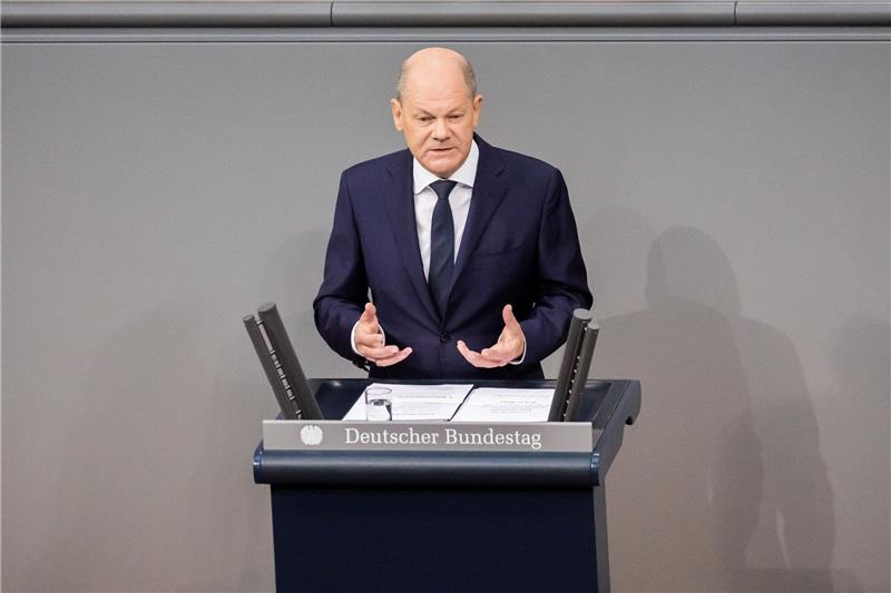 Mehr und schneller: Regierung will Abschiebungen forcieren Die Regierung von Bundeskanzler Olaf Scholz (SPD) will Hindernisse für Abschiebungen abbauen. So soll beispielsweise Ausreisepflichtigen in Haft ihre Abschiebung nicht mehr angekündigt werden.