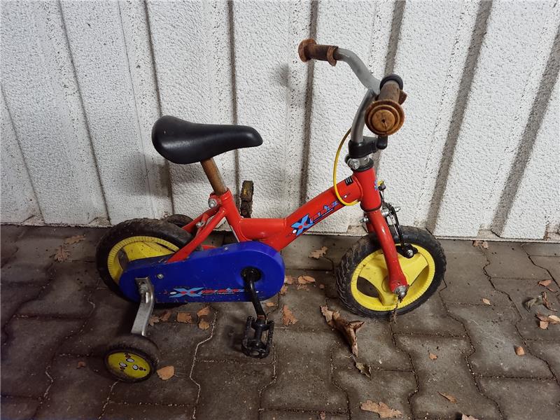 Polizei sucht kleinen Besitzer: Wem gehört dieses Kinderfahrrad? Die Schladener Polizei sucht den Eigentümer dieses roten Kinderfahrrads. Foto: Polizei