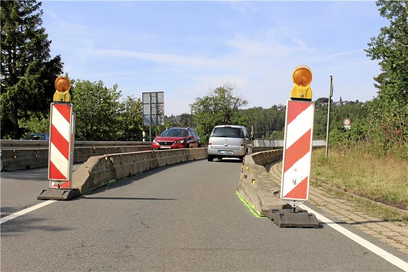 Schäden an Begrenzungen: Ist die Bramke-Brücke zu eng? Die Zufahrten zur Bramke-Brücke sind nur noch 2,10 Meter breit. Foto: Wendt