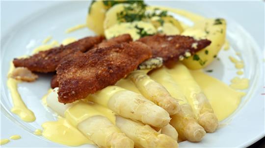 Diejenigen, die Spargel mögen, essen ihn am liebsten mit Sauce hollandaise (einer Soße, die ursprünglich nur aus Butter, Eigelb und einer Reduktion aus Weißwein besteht). (Archivbild)