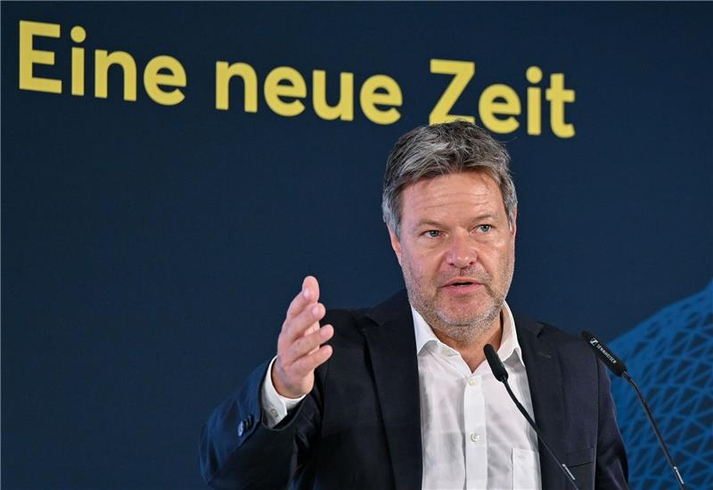 Habeck will Vorschlag für Reform der Netzentgelte machen «Diejenigen, die erneuerbare Energien ausbauen, sollen nicht höhere Netzentgelte bezahlen als diejenigen, die es nicht tun» Bundeswirtschaftsminister Habeck in Bad Saarow.