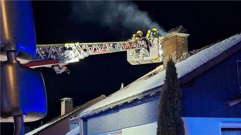 Feuerwehr rückt aus: Schornsteinbrand in Buntenbock Dienstagabend brennt ein Schornstein in Buntenbock.