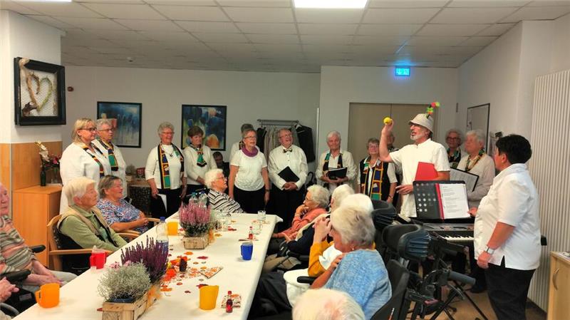 Dienstagnachmittag führte ein „gemeinsames Singen im Herbst“ Chorfreunde und Senioren im Haus Glockenwinkel zusammen.