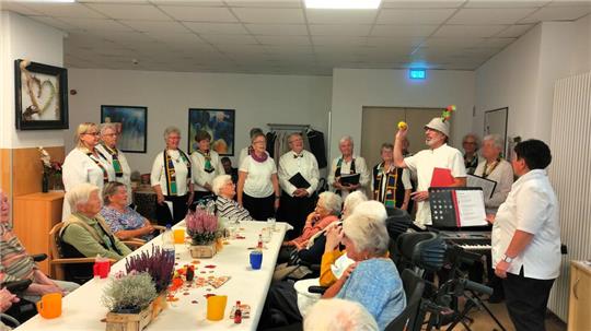 Dienstagnachmittag führte ein „gemeinsames Singen im Herbst“ Chorfreunde und Senioren im Haus Glockenwinkel zusammen.