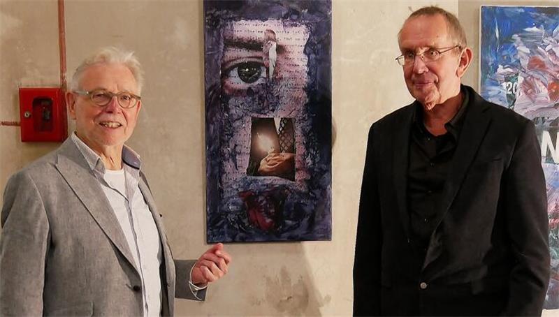 Dierk Landwehr und Hans Manhart (v. l.) betrachten bei der Austellungseröffnung das Werk „Lichtbringer“.