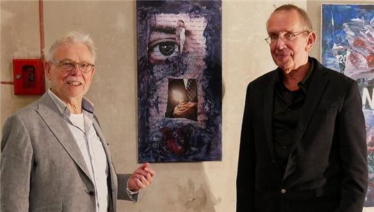 Dierk Landwehr und Hans Manhart (v. l.) betrachten bei der Austellungseröffnung das Werk „Lichtbringer“.
