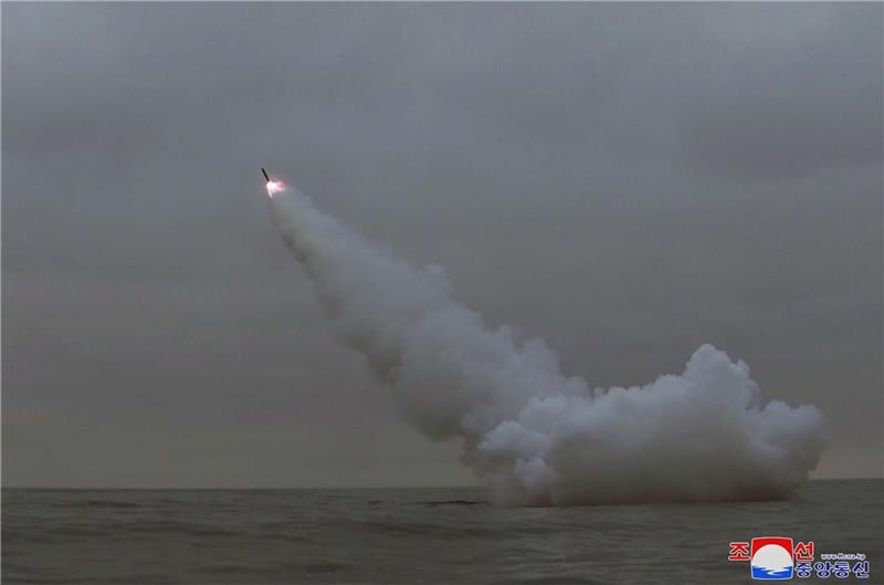 Nordkorea meldet Test von strategischen Marschflugkörpern Diese Aufnahme zeigt angeblich einen Marschflugkörper, den Nordkorea von einem U-Boot vor der Ostküste des Landes aus abgefeuert hat. Die Aufnahme wurde von der staatlichen nordkoreanischen Nachrichtenagentur KCNA zur Verfügung gestellt. Sein Inhalt kann nicht unabhängig verifiziert werden.