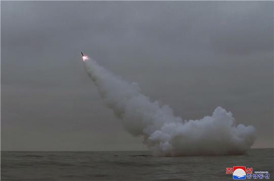 Diese Aufnahme zeigt angeblich einen Marschflugkörper, den Nordkorea von einem U-Boot vor der Ostküste des Landes aus abgefeuert hat. Die Aufnahme wurde von der staatlichen nordkoreanischen Nachrichtenagentur KCNA zur Verfügung gestellt. Sein Inhalt kann nicht unabhängig verifiziert werden.