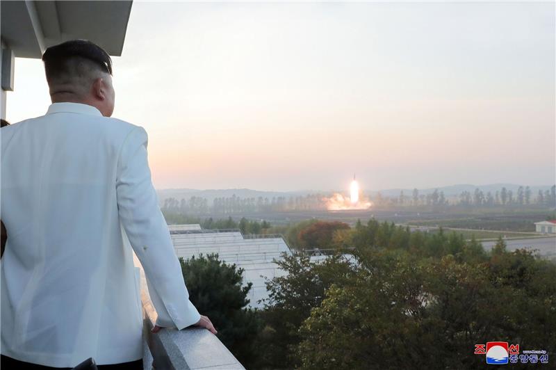 Nordkorea: Raketentests simulieren Nuklearbeschuss Südkoreas Diese Aufnahme zeigt nach Angaben der staatlichen nordkoreanischen Nachrichtenagentur KCNA Machthaber Kim Jong Un bei einem Raketentest. Der Inhalt kann nicht unabhängig verifiziert werden.