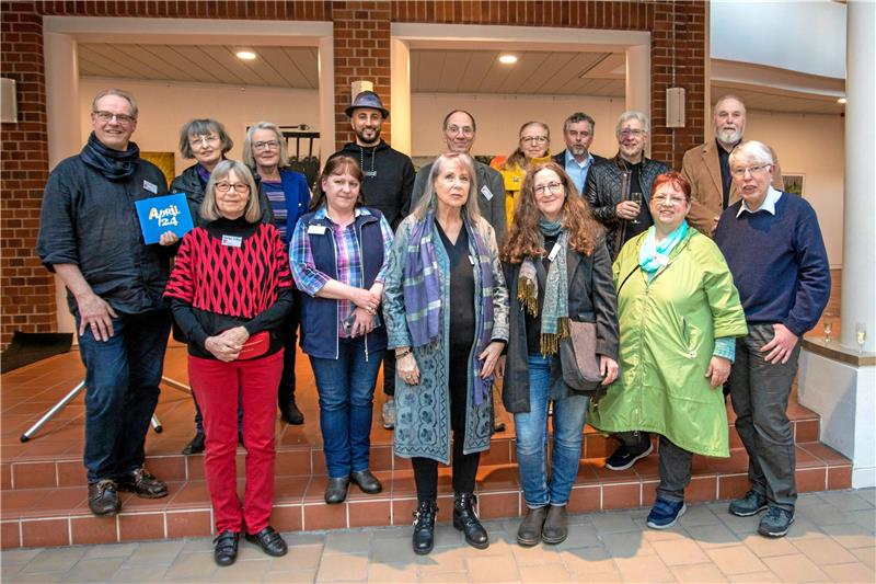 Diese BBK-Künstler geben einen Einblick in ihr aktuelles Schaffen (hinten v. l.): Martin Schenk, Johanna Junk, Hilda Groll, Qasim Alsharqy, Hansjörg Hörseljau, Wiebke Buch, Thomas Velte, Thomas Krutmann, Detef Hänsel, (vorne v. l.): Marlene Richter, Svetlana Schneider, Ulla Weigelt, Anke Dilé Wissing, Antje Löffler und Bertram Kösler als Gastaussteller.  Foto: Schenk