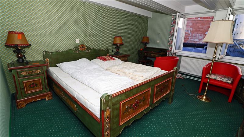 Die GZ blickt hinter die Türen der geschlossenen „Kaiserworth“ Diese Betten sind gemacht: Blick in ein noch nicht geräumtes „Kaiserworth“-Zimmer.