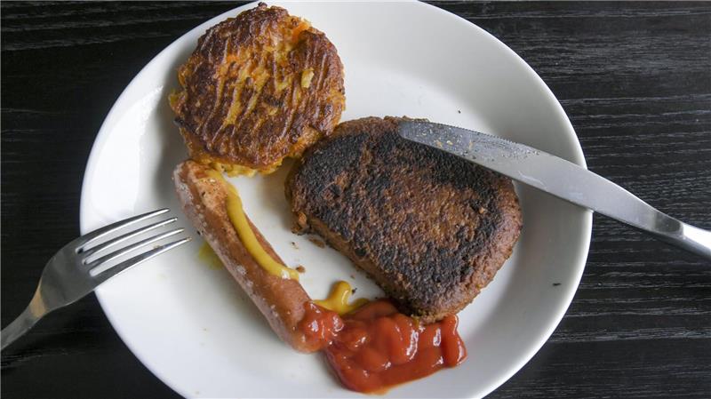 Können Vegetarier bald in einen echten Burger beißen? Diese Bouletten und Würstchen sehen aus wie echtes Fleisch, sind aber aus pflanzlichen Ersatzprodukten hergestellt. (Archivbild)