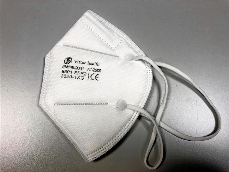 Diese FFP2-Maske ohne Ventil bietet einen eigenen Schutz vor Infektion und schützt zugleich andere Menschen. Zur wirksamen Reinigung von Keimen wird empfohlen, sie bei 80 Grad im Backofen zu trocknen.  Foto: Kleine