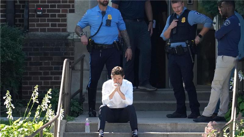 Todesschüsse auf Kinder während Schulgottesdienst in den USA „Diese Familien leiden unermessliche Schmerzen“ - sagte der Bürgermeister von Minneapolis, Jacob Frey, nach den tödlichen Schüssen während eines Schulgottesdienstes.