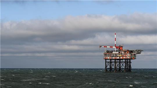 Diese Förderplattform für Erdgas will der Energiekonzern One-Dyas mit Offshore-Windstrom betreiben - dafür fehlt bislang aber noch ein Seekabel. (Archivbild)