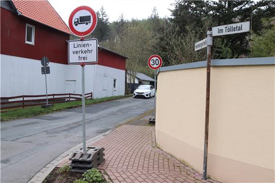 Diese Gebots- und Verbotsschilder sind am Dienstagmorgen eingangs der Heimbergstraße an der K 35 und auch am anderen Ende aufgestellt worden. Foto: Neddermeier