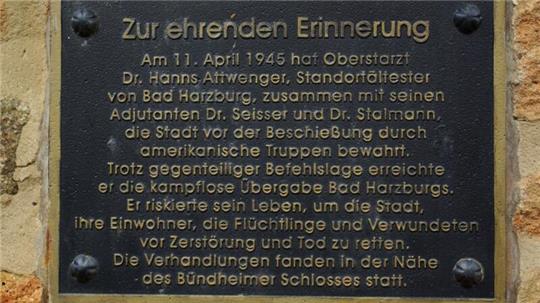 Diese Gedenktafel am Bündheimer Schloss ist die einzige öffentliche Erinnerung an die deutschen Militärärzte und ihre mutige Tat.