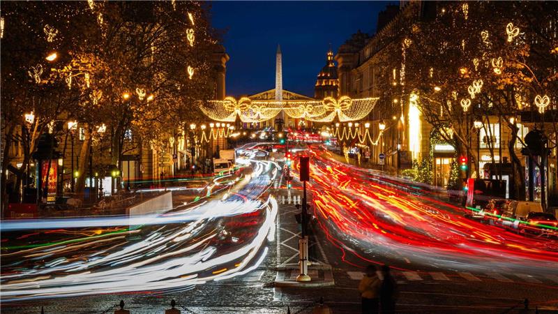 Diese Langzeitbelichtung zeigt einen Blick auf die Rue Royale in Paris mit Weihnachtsbeleuchtung und dem Place de la Concorde im Hintergrund.