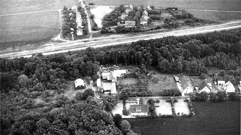 Eckertal: Menschen feiern den Tag, an dem der Eiserne Vorhang fiel Diese Luftaufnahme aus dem Jahr 1971 zeigt die Grenze zwischen Eckertal (unten) und Stapelburg.