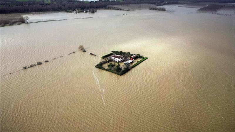 Diese Luftaufnahme zeigt ein isoliertes Haus in dem Dorf Couthures-Sur-Garonne im Südwesten Frankreichs, das von den Fluten der Garonne umspült wird. 