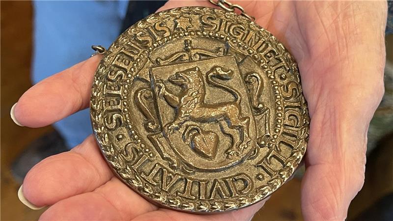 Diese Medaille wird die Mutter des Sehusafestes am Sonntag beim Festumzug wieder um den Hals tragen.