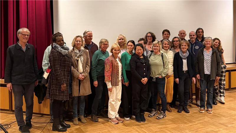 300 Besucher kommen zur Filmpremiere nach Braunlage Diese Mitarbeiter des Sanatoriums Dr. Barner mit Geschäftsführer Johann Barner (links) wirken bei dem dokumentarischen Spielfilm mit und bekommen bei der Premiere ganz viel Applaus vom Publikum.
