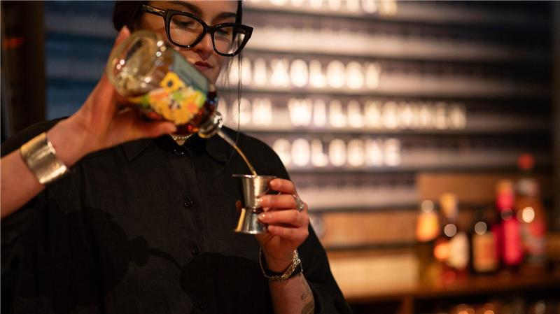 Diese Nachricht ist nicht aus den 80ern: Clara Schoper (24) aus der Münchner „Zephyr Bar“ hat mit „Rum-Cola“ einen Cocktailwettbewerb gewonnen. (Handoutbild)
