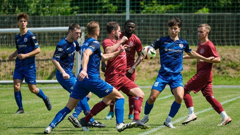 Diese Rudelbildung ist weiterhin erlaubt: Der Goslarer SC 08 (in Blau) schlägt am abschließenden Spieltag der Vienenburger Sportwoche den SC 18 Harlingerode mit 2:1.