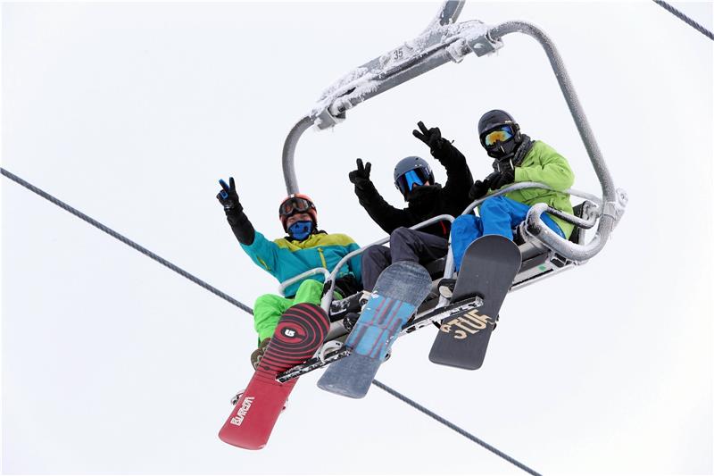 Endlich wieder Schnee: Ansturm auf den Harz Diese Snowboarder freuen sich über die Schneemassen am Wurmberg.