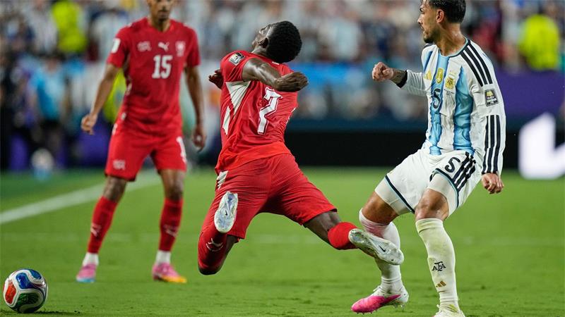 Diese Szene hat mit Breel Embolo (l) und Leandro Paredes hat vermutlich das Spiel entschieden. 