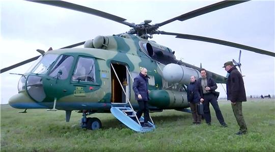 Diese Videostandbild soll Wladimir Putin bei seiner Ankunft an einem nicht genannten Ort in den Regionen Cherson oder Luhansk zeigen.