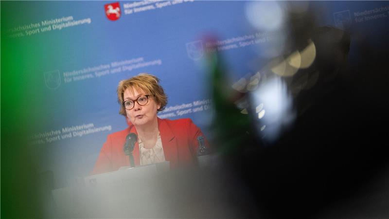 Hohe Zahl politisch motivierter Straftaten - „Verrohung“ „Diese Zahlen sind ein eindeutiges Warnsignal an uns alle.“ Das sagte Innenministerin Daniela Behrens zu der Statistik.